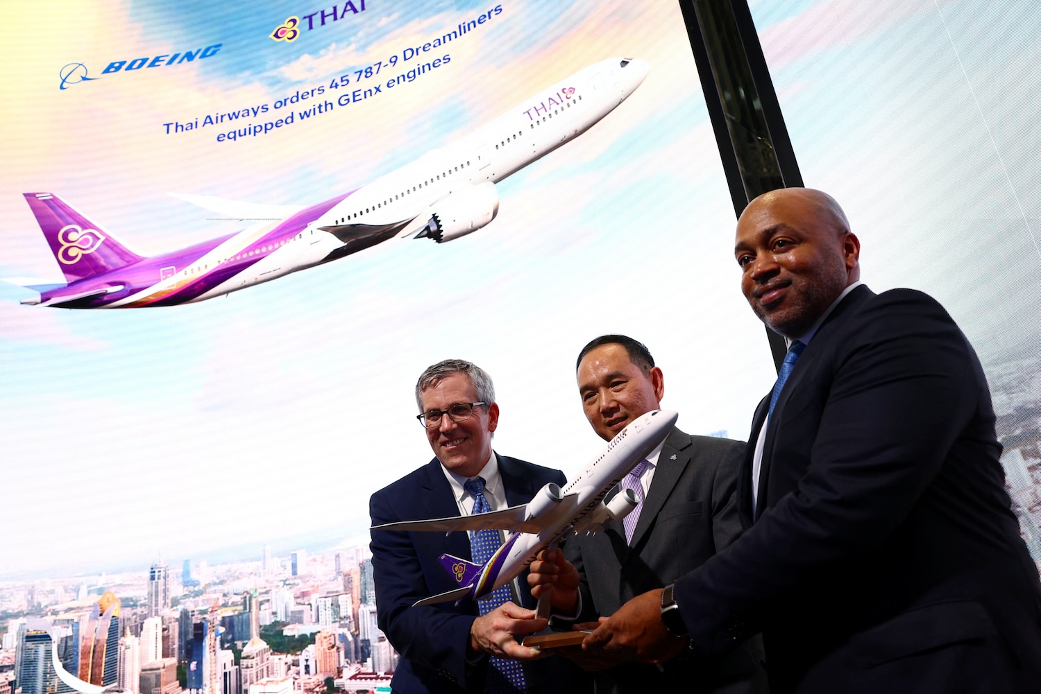 Thai Airways orders record batch of Boeing planes